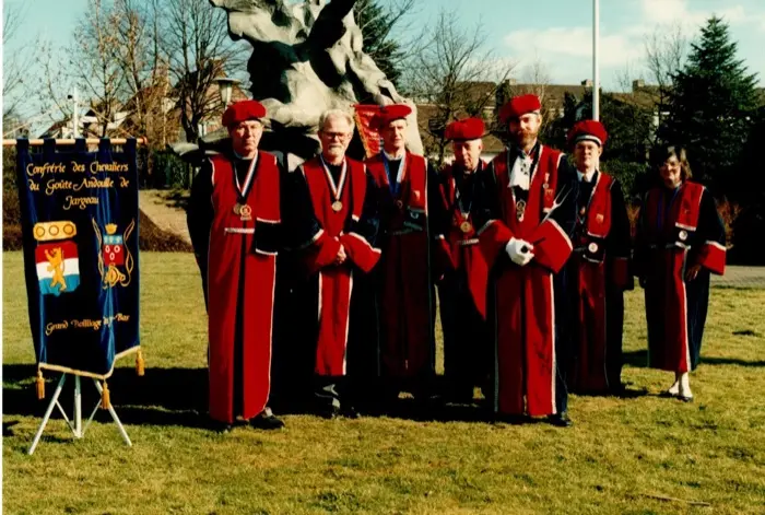 Leden van de Confrérie in 1985, voor een monument met de originele vaandel